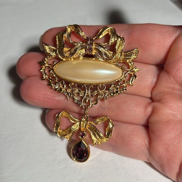 Vintage AVON Romantic style Brooch with amethyst rhinestone/faux pearl. - Picture 4 of 4